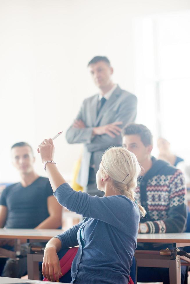 grupo de estudiantes con profesor en clase foto