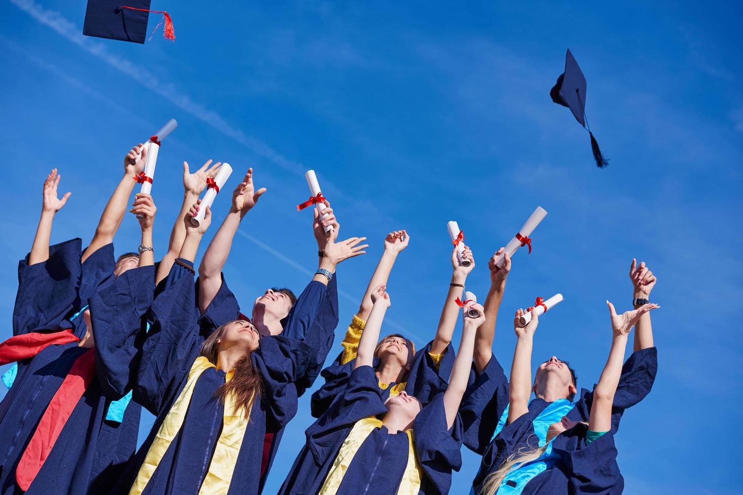 estudiantes graduados de secundaria foto