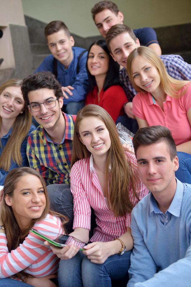 grupo de adolescentes felices en la escuela foto