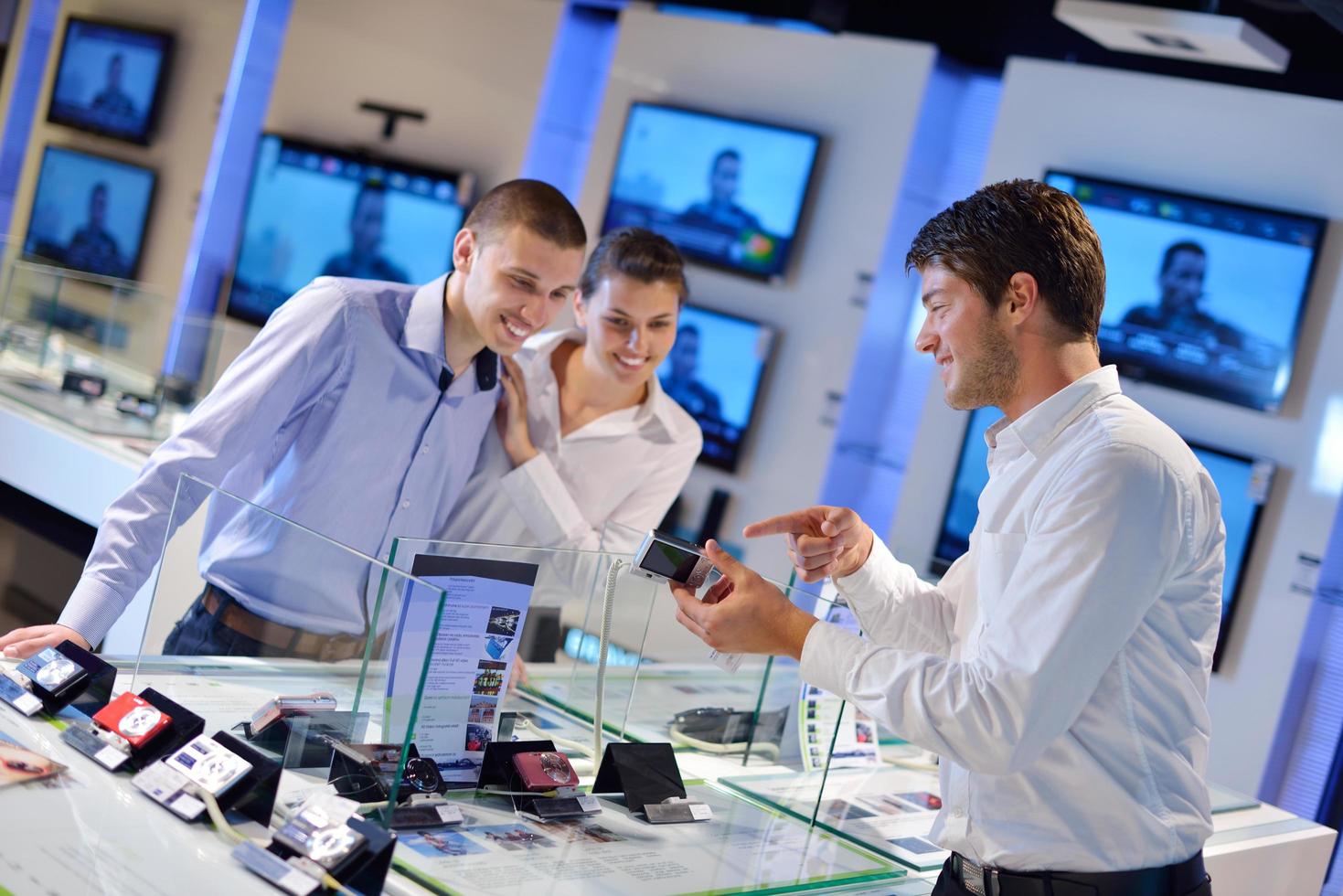 gente en tienda de electronica foto