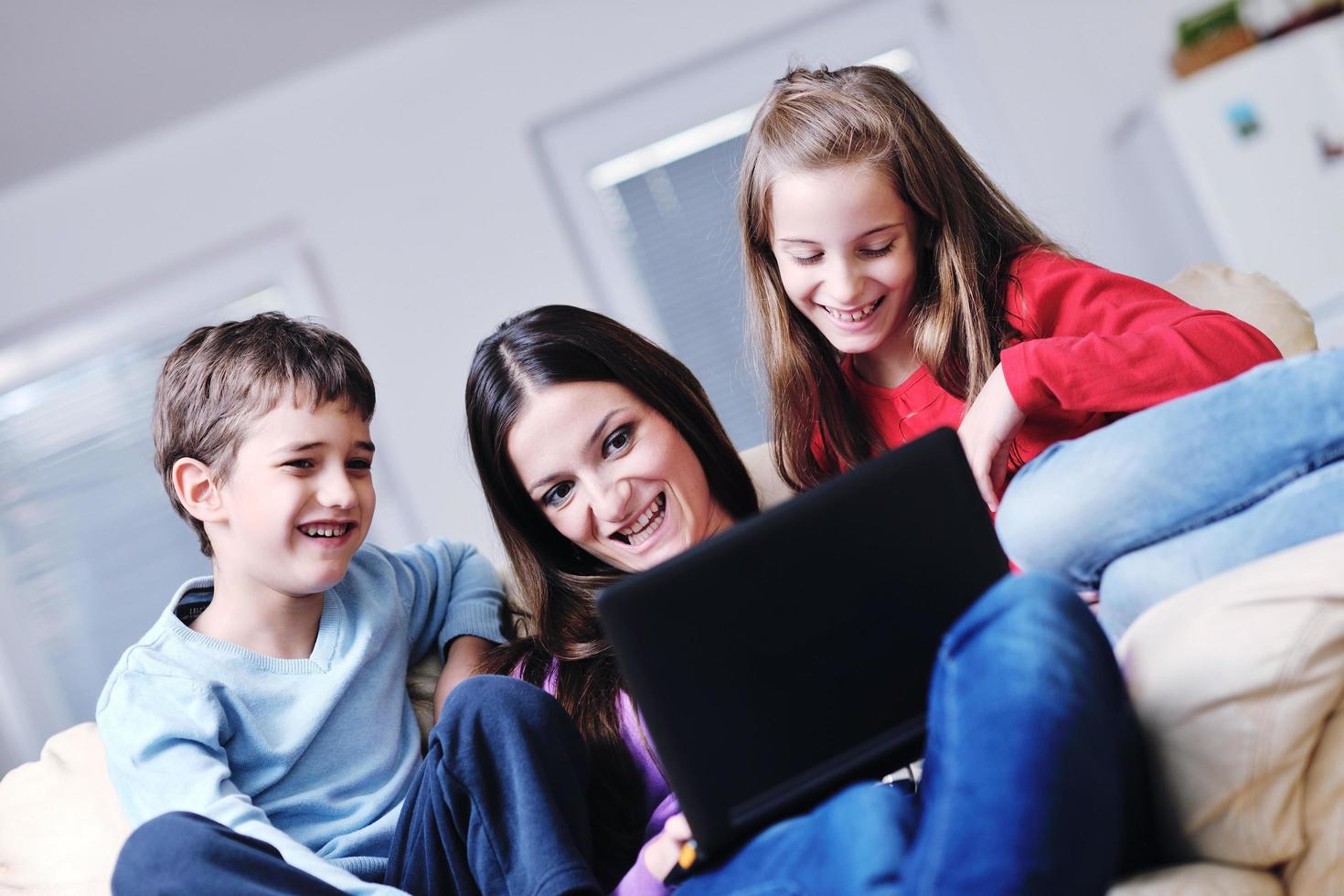 familia joven feliz divertirse en casa foto