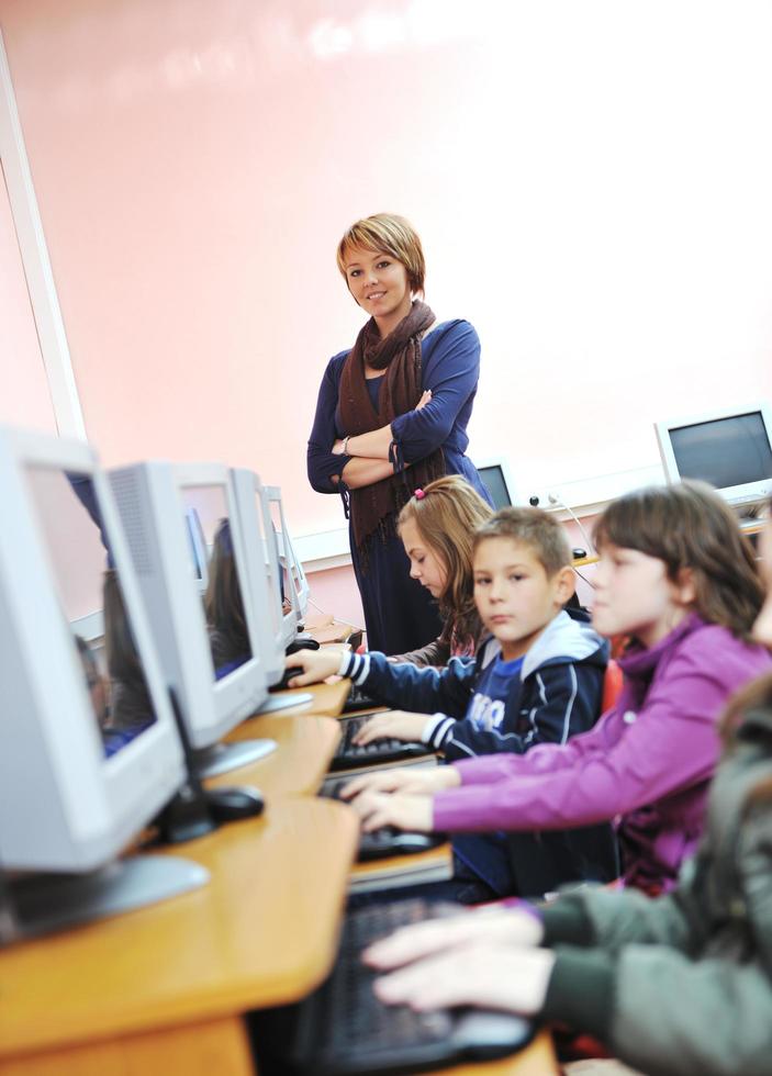 educación de ti con niños en la escuela foto