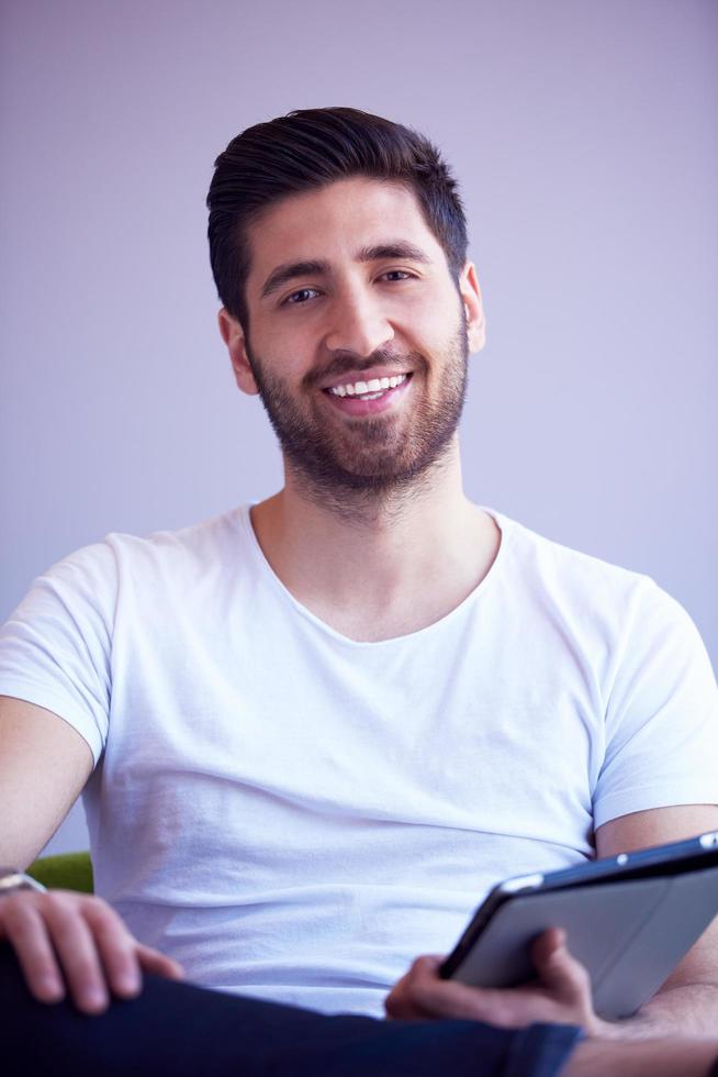 estudiante trabajando en tableta foto