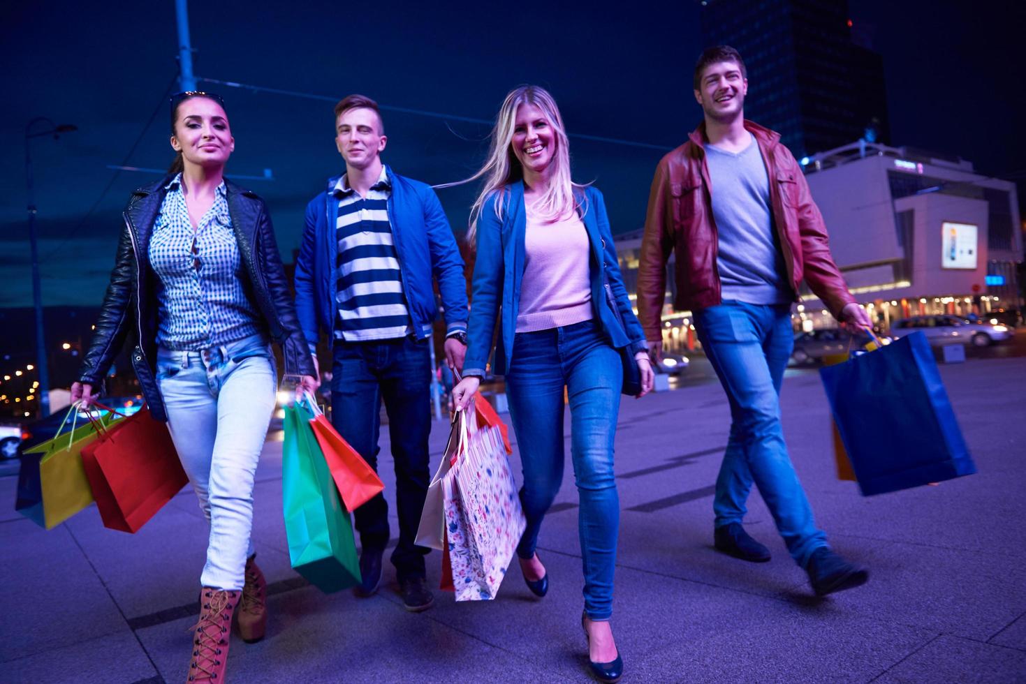 grupo de amigos disfrutando de las compras foto