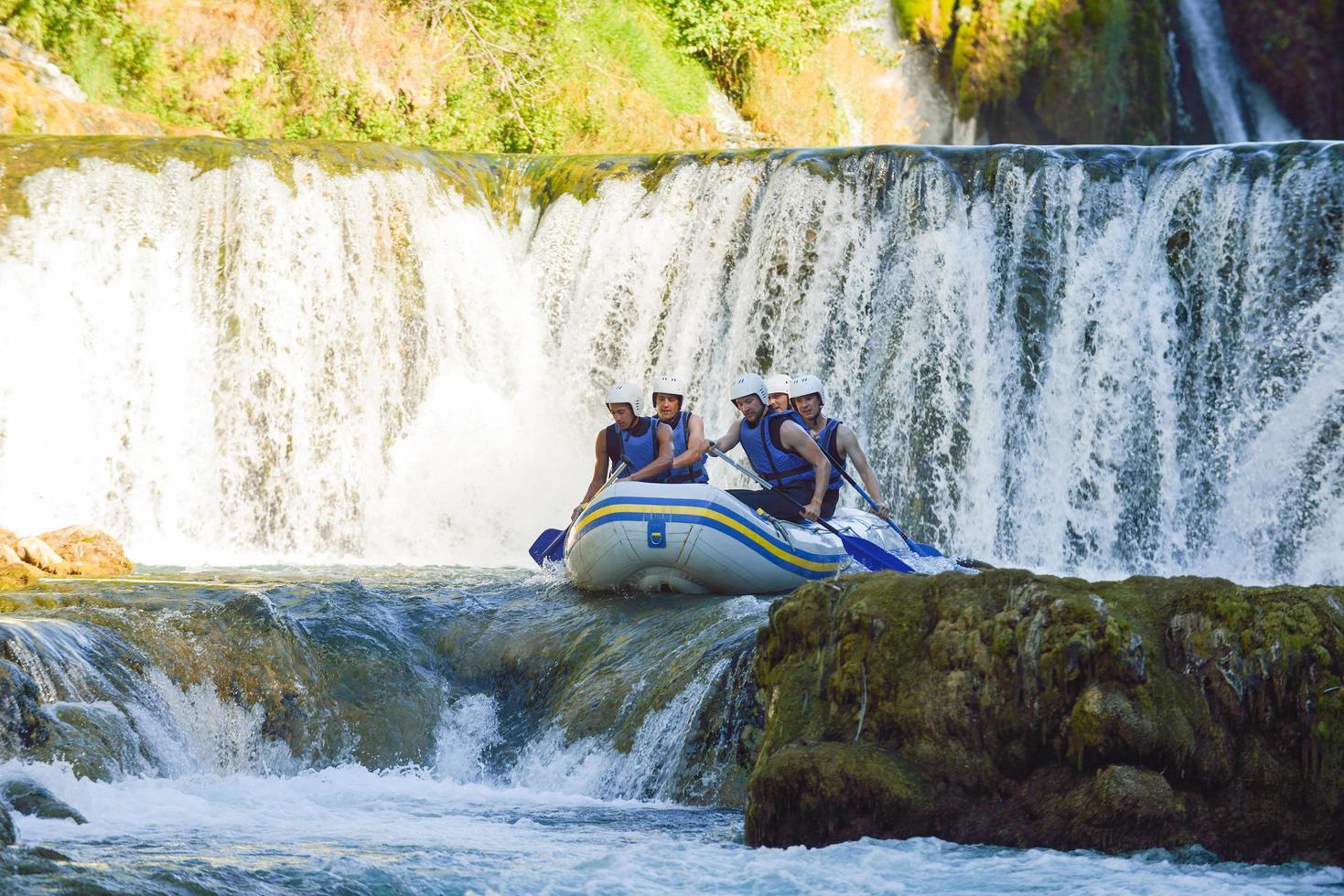 equipo profesional de rafting foto