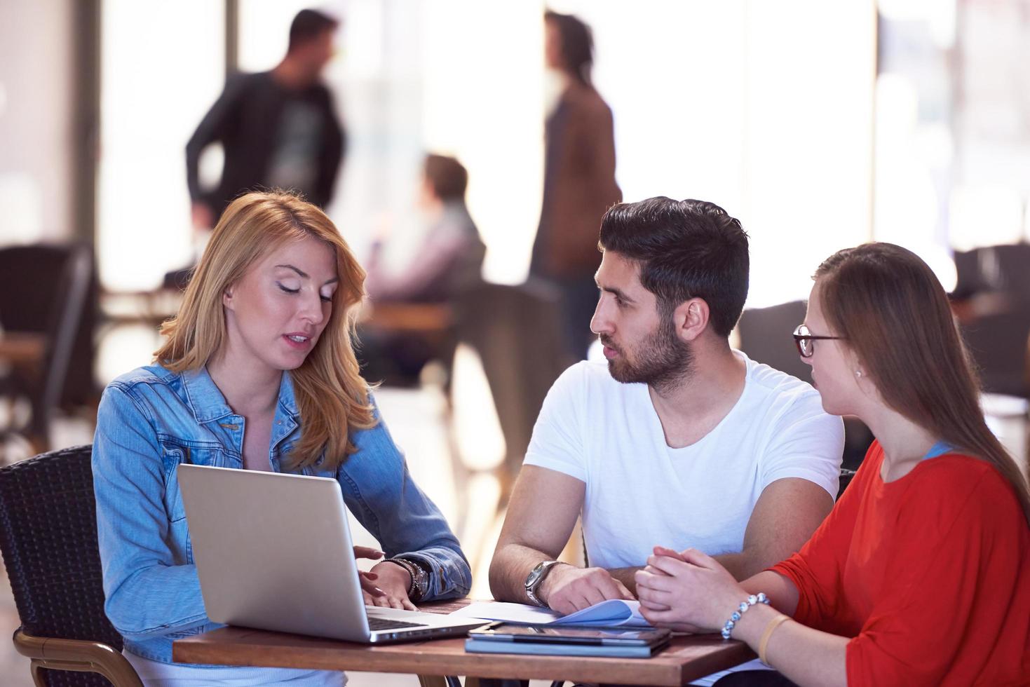 grupo de estudiantes trabajando juntos en un proyecto escolar foto