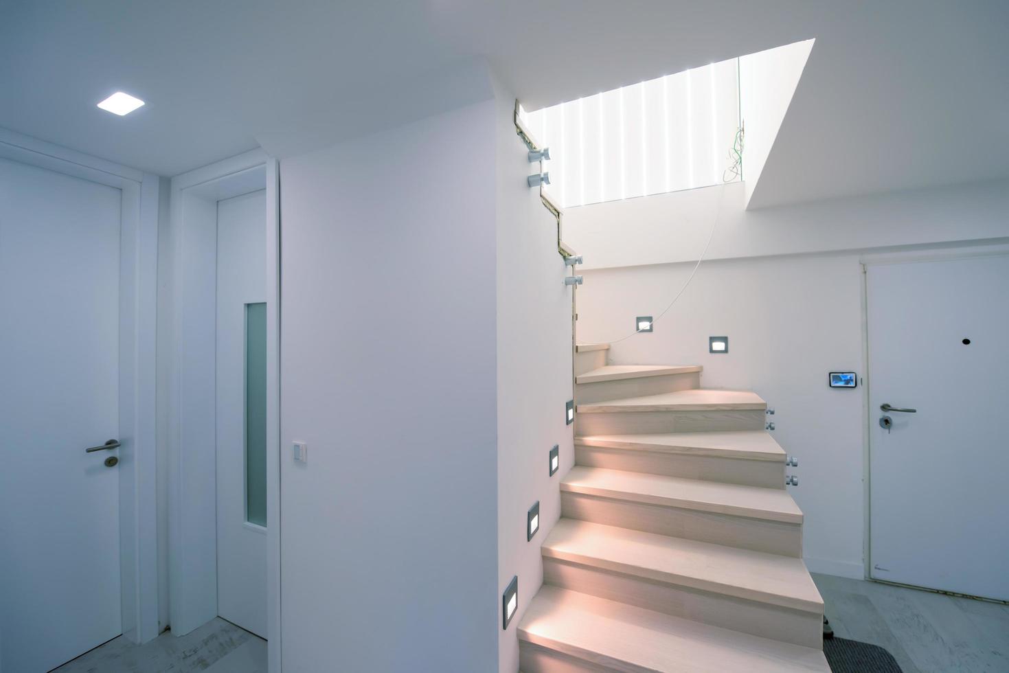 suecia, 2022 - elegante interior con escaleras de madera foto