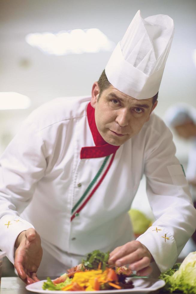 chef sirviendo ensalada de verduras foto