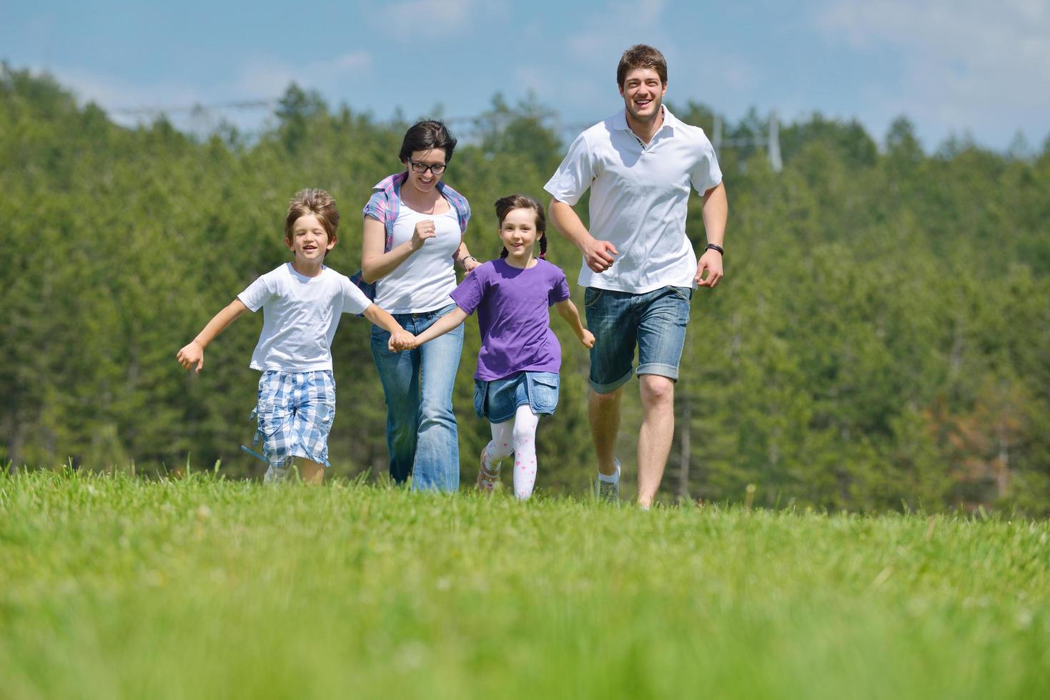 familia joven feliz divertirse al aire libre foto