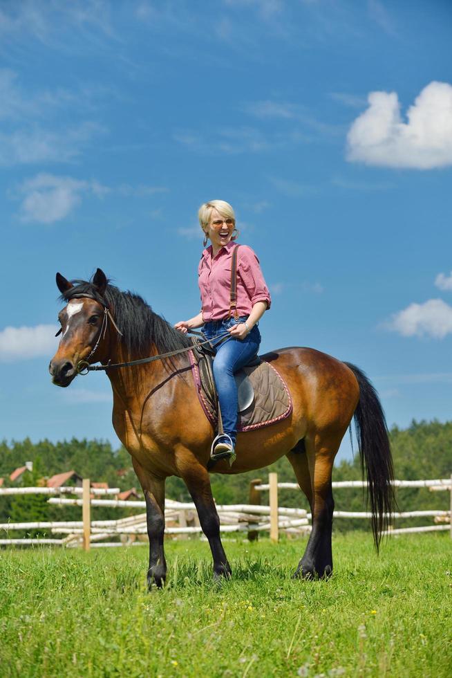 mujer feliz a caballo foto