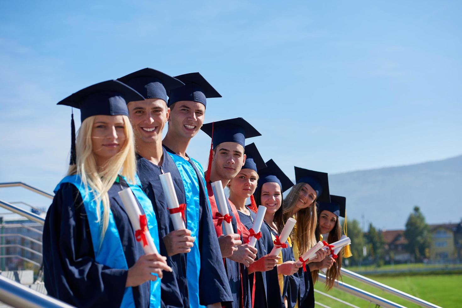 grupo de jóvenes estudiantes graduados foto