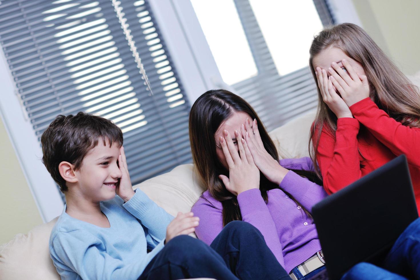 familia joven feliz divertirse en casa foto