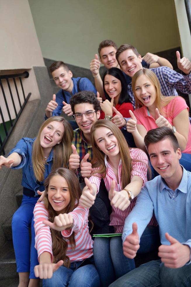 grupo de adolescentes felices en la escuela foto