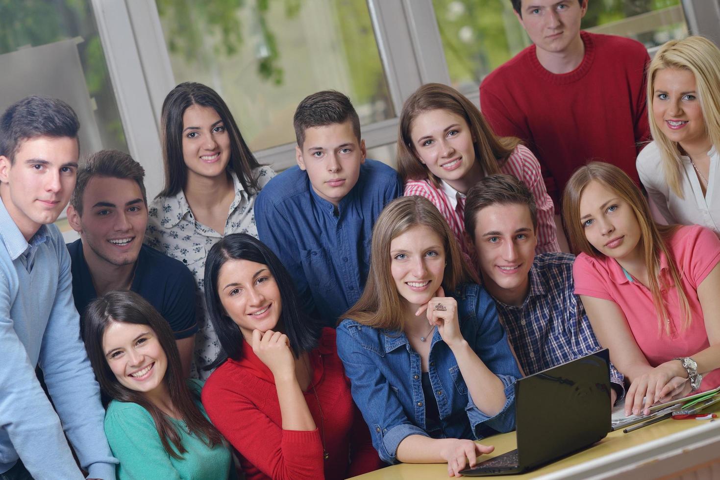 grupo de adolescentes felices en la escuela foto