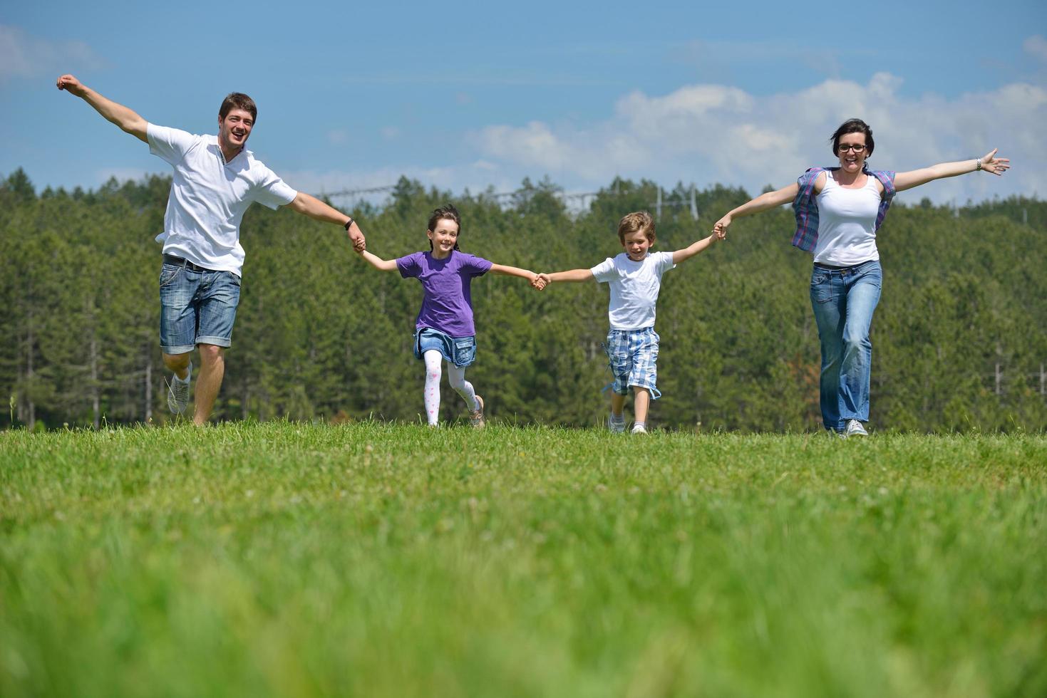 familia joven feliz divertirse al aire libre foto