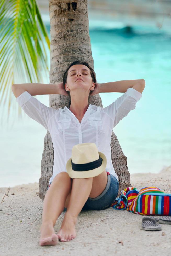 mujer feliz disfruta de las vacaciones de verano foto