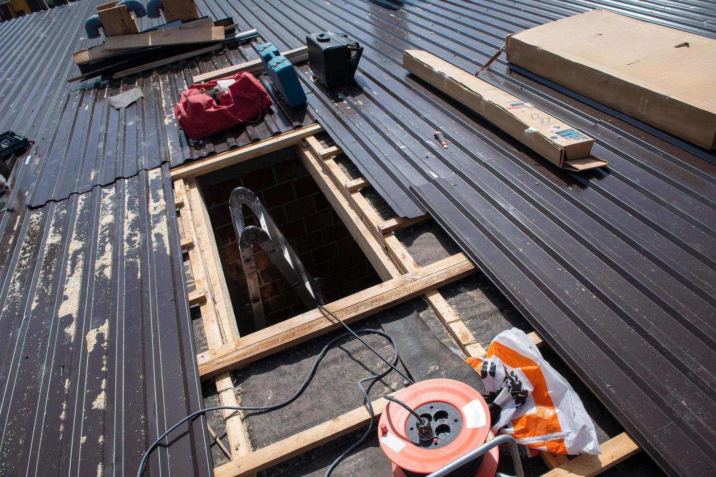 Técnico trabajador de techado en uniforme protector y guantes, trabajador de  construcción instalar nuevo techo, herramientas de impermeabilización,  taladro eléctrico utilizado en nuevos techos wi Fotografía de stock - Alamy