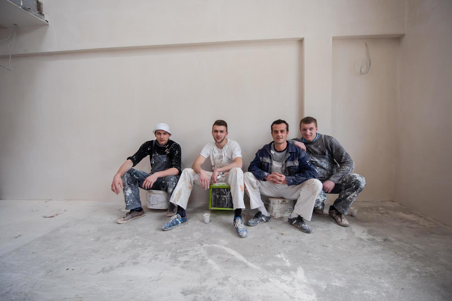 retrato de trabajadores y constructores con uniforme sucio en apartamento foto