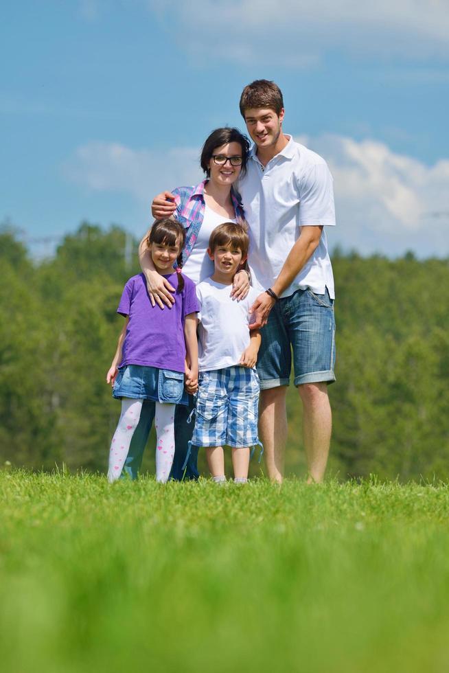 familia joven feliz divertirse al aire libre foto