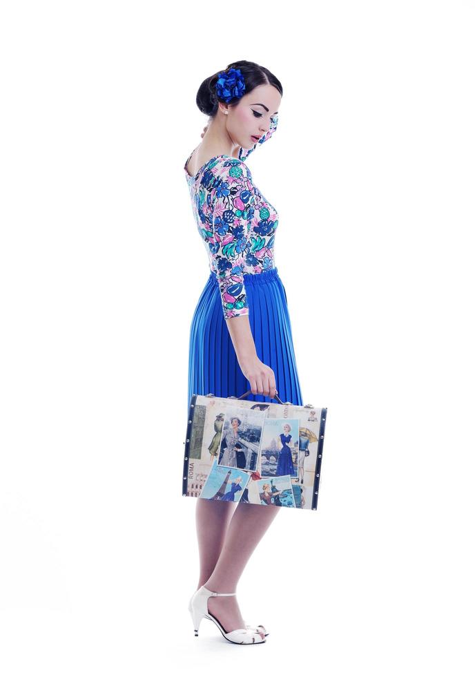 pinup retro mujer con bolsa de viaje aislado foto