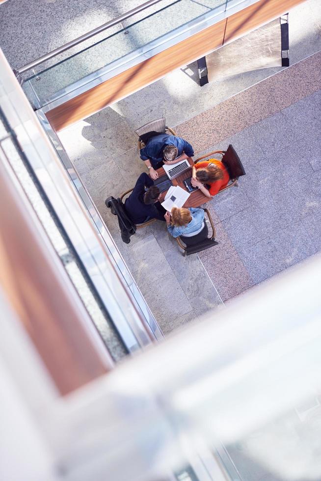 grupo de estudiantes trabajando juntos en un proyecto escolar foto