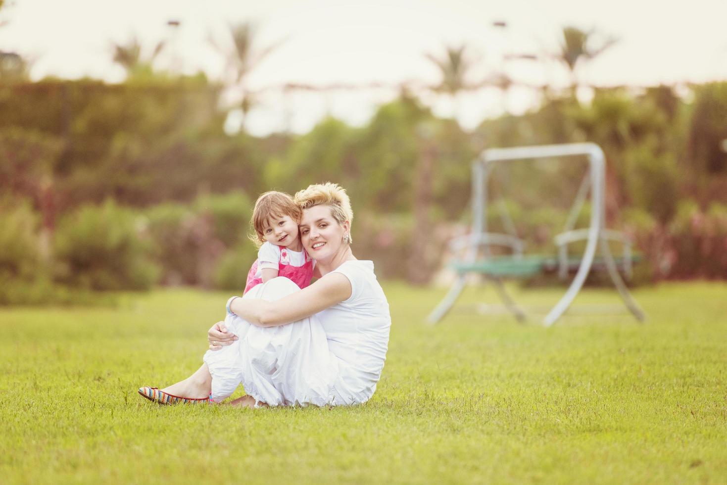 madre e hija jugando en el patio trasero foto