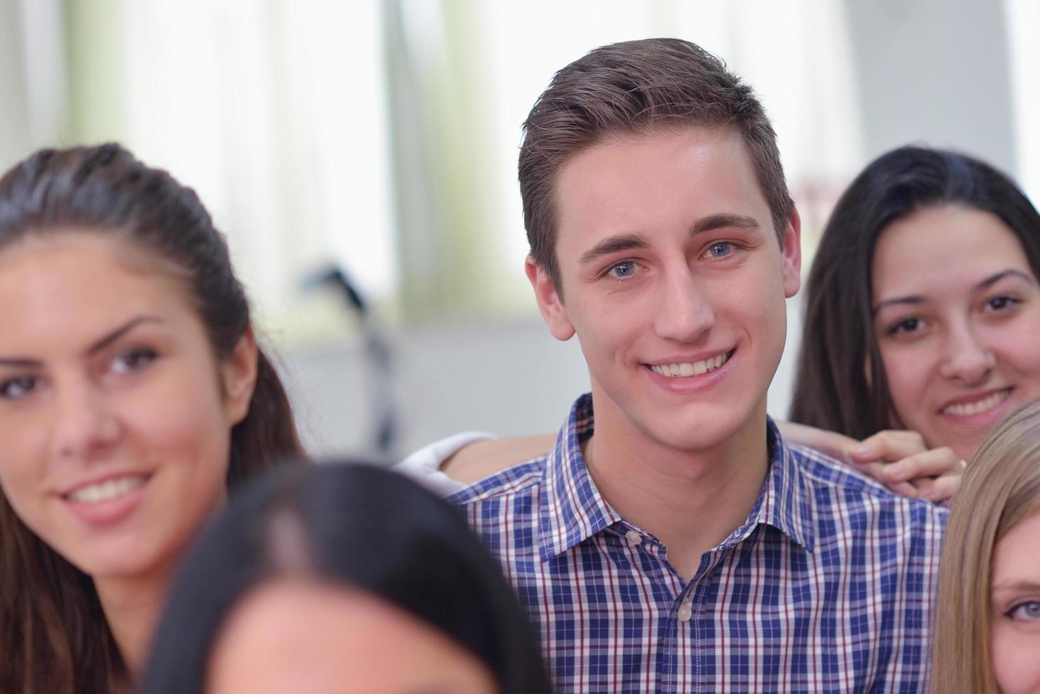 grupo de adolescentes felices en la escuela foto