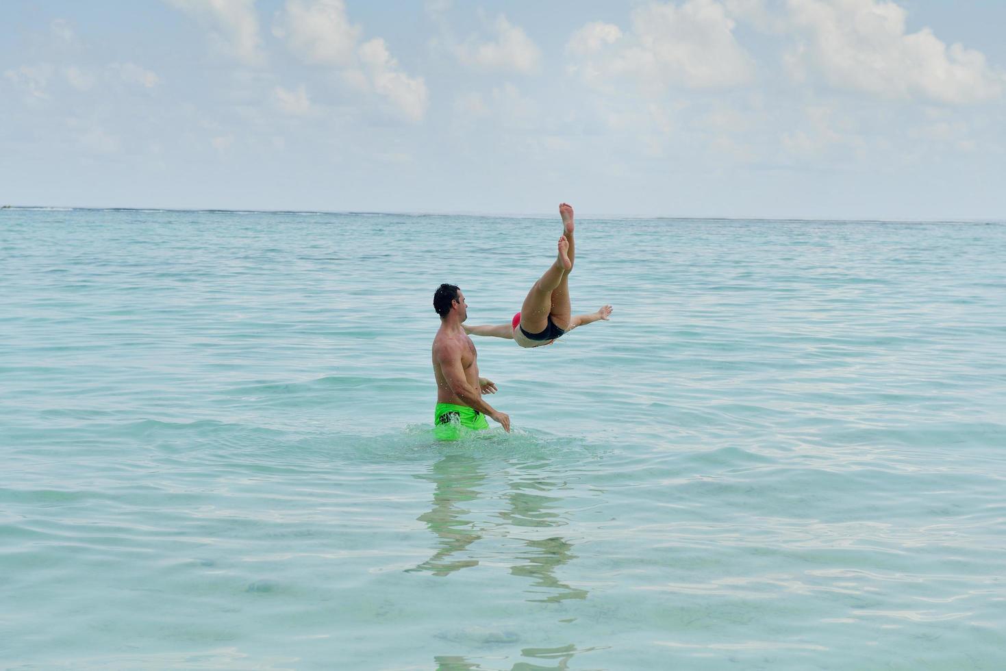 feliz pareja joven en vacaciones de verano diviértete y relájate foto