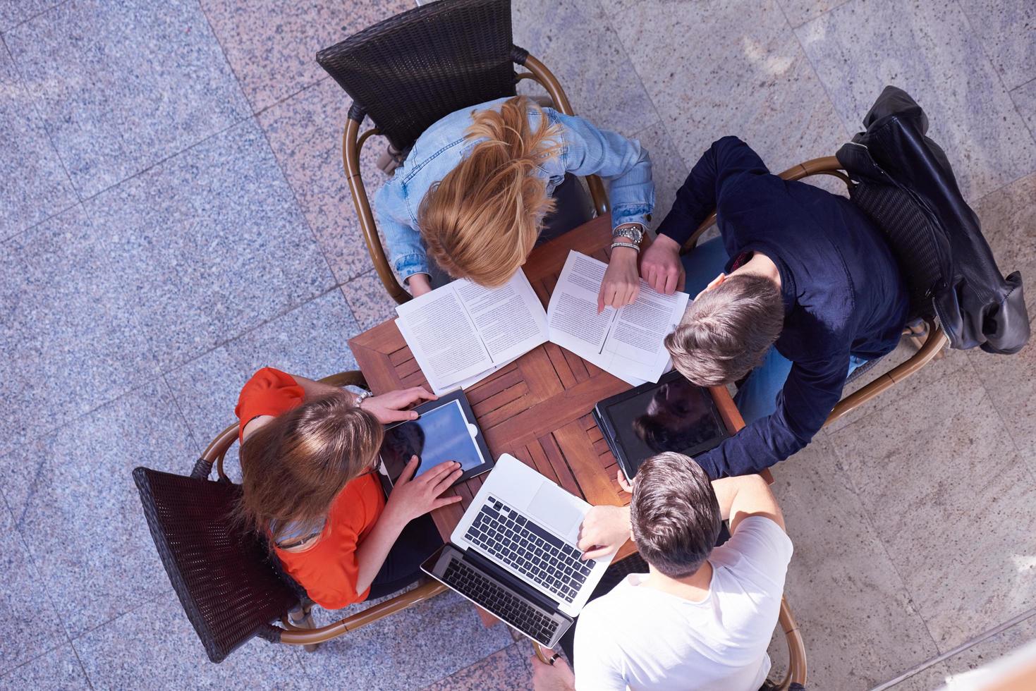 grupo de estudiantes trabajando juntos en un proyecto escolar foto