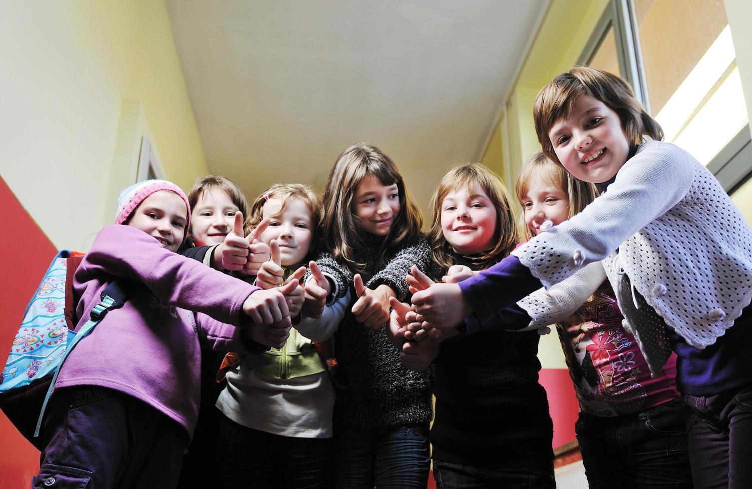 grupo de niños felices en la escuela foto