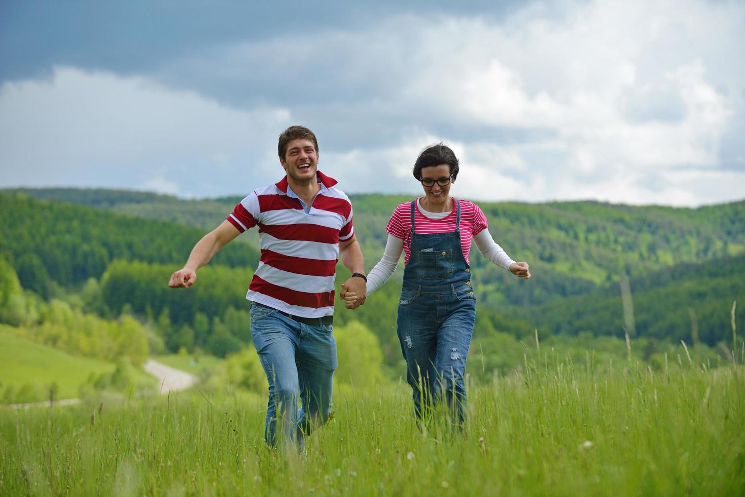 retrato, de, romántico, pareja joven, sonriente, juntos, al aire libre foto