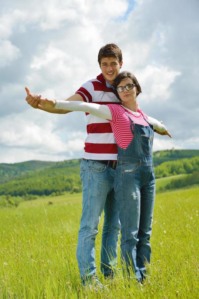 joven pareja romántica en el amor juntos al aire libre foto