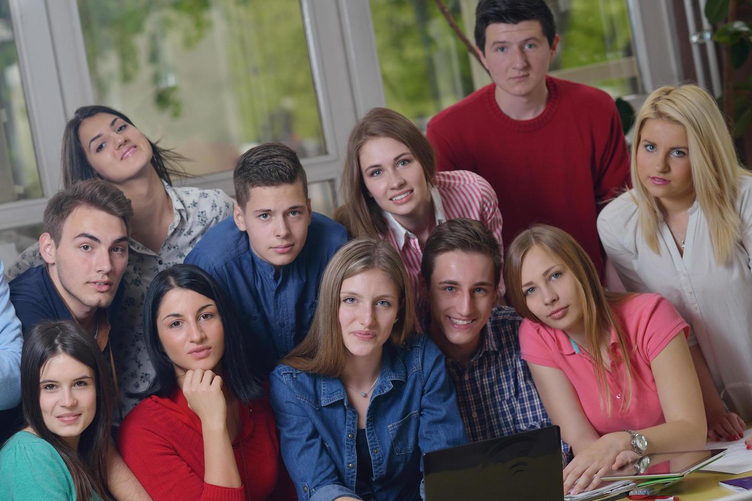 grupo de adolescentes felices en la escuela foto