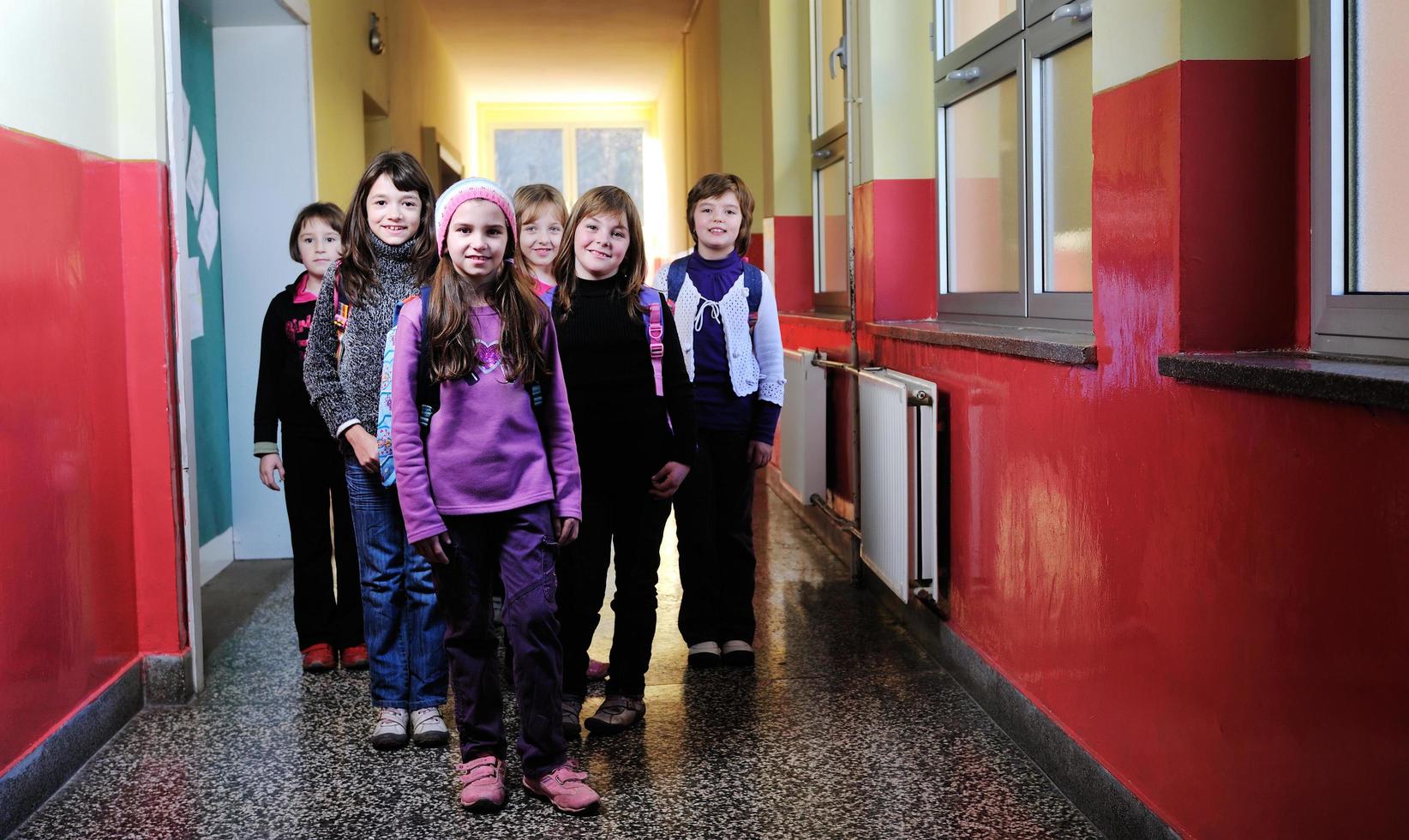 grupo de niños felices en la escuela foto