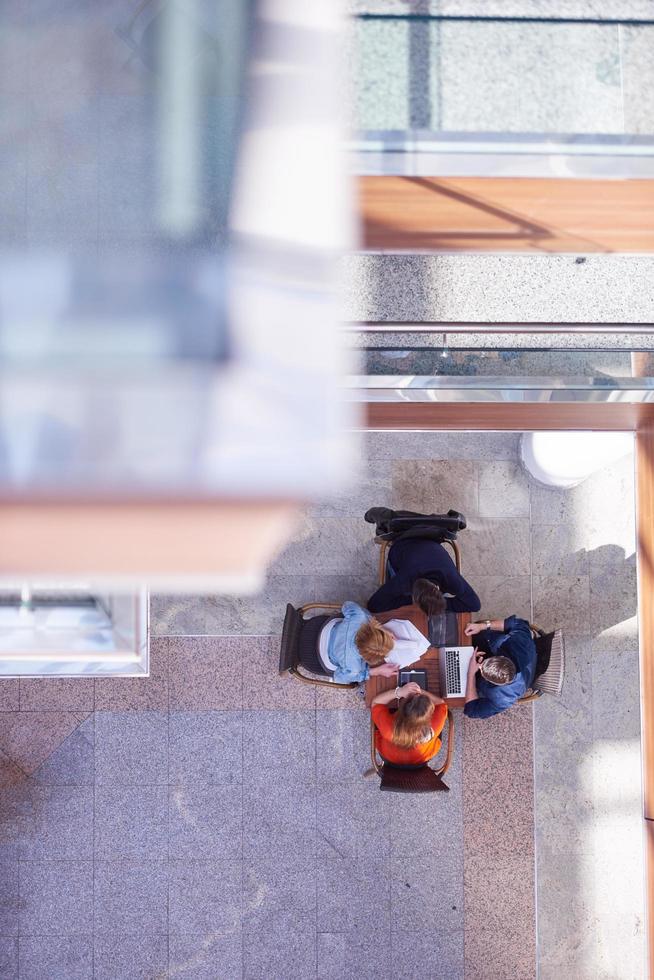 grupo de estudiantes trabajando juntos en un proyecto escolar foto