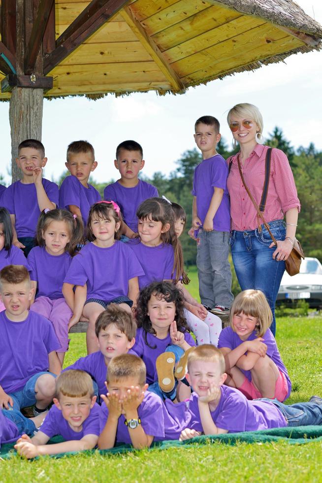 grupo de niños felices con profesor en la naturaleza foto