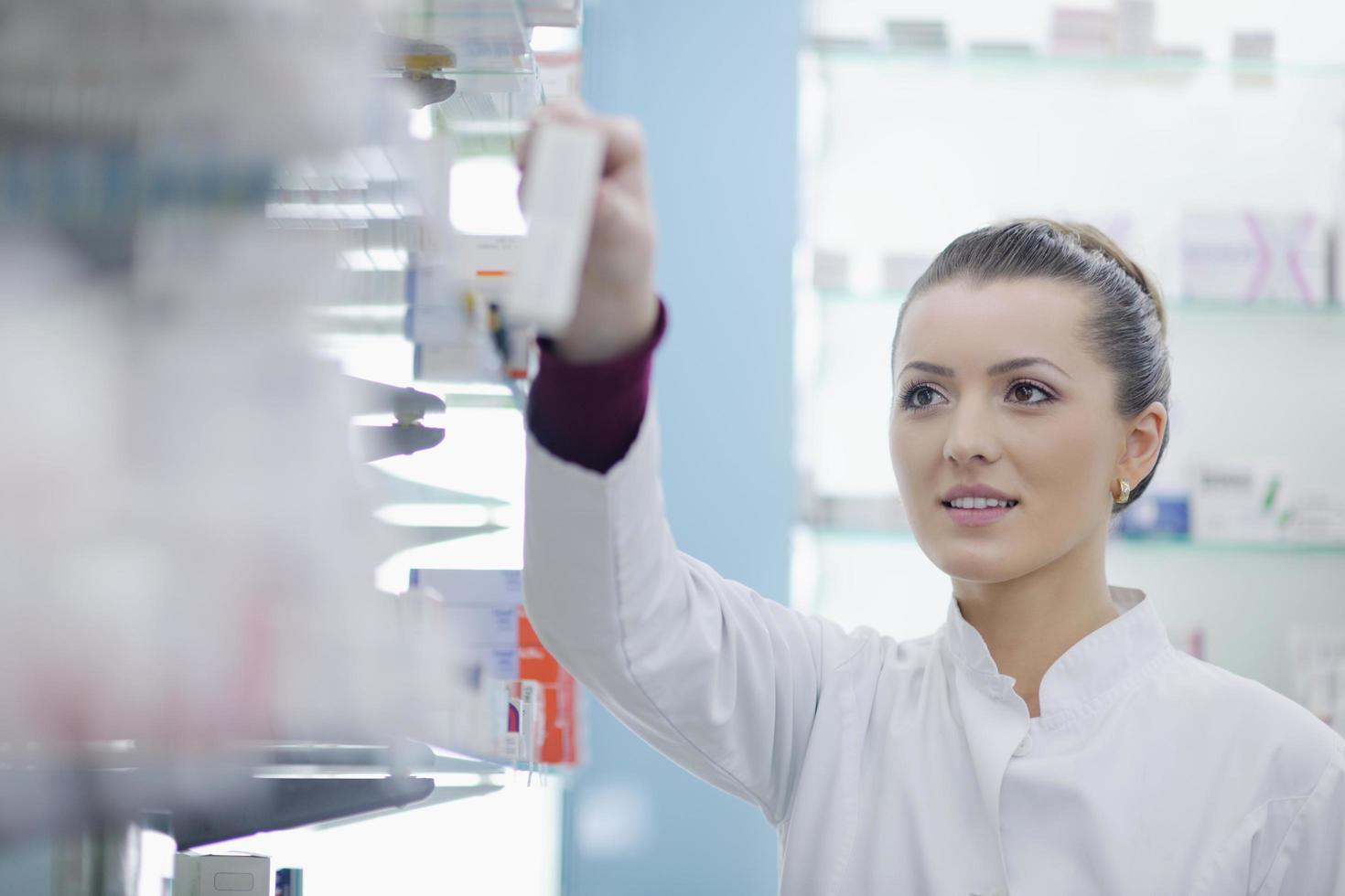 Farmacéutico químico mujer de pie en farmacia droguería foto