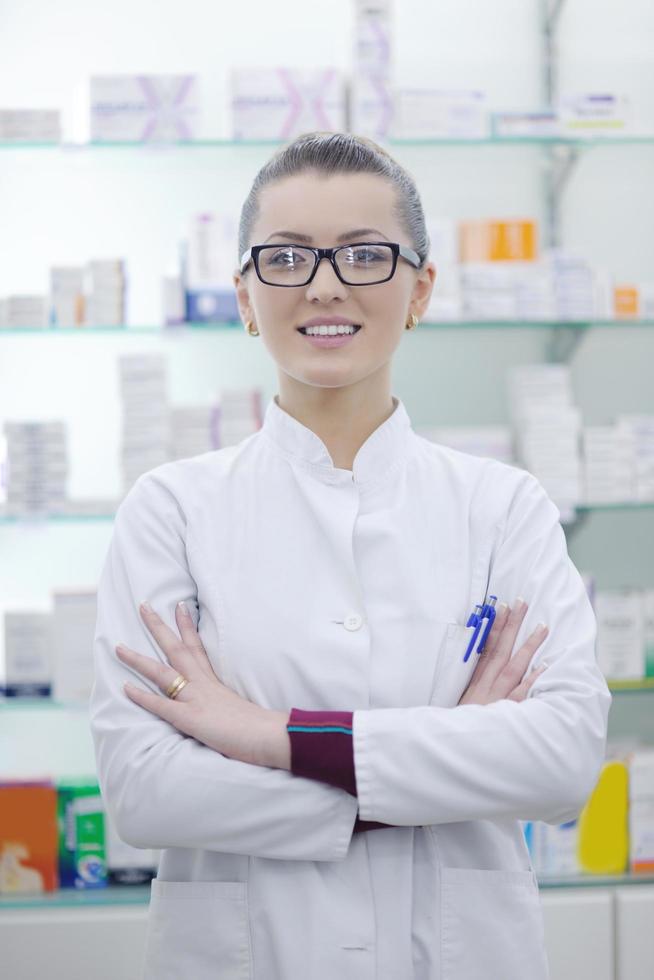 Farmacéutico químico mujer de pie en farmacia droguería foto