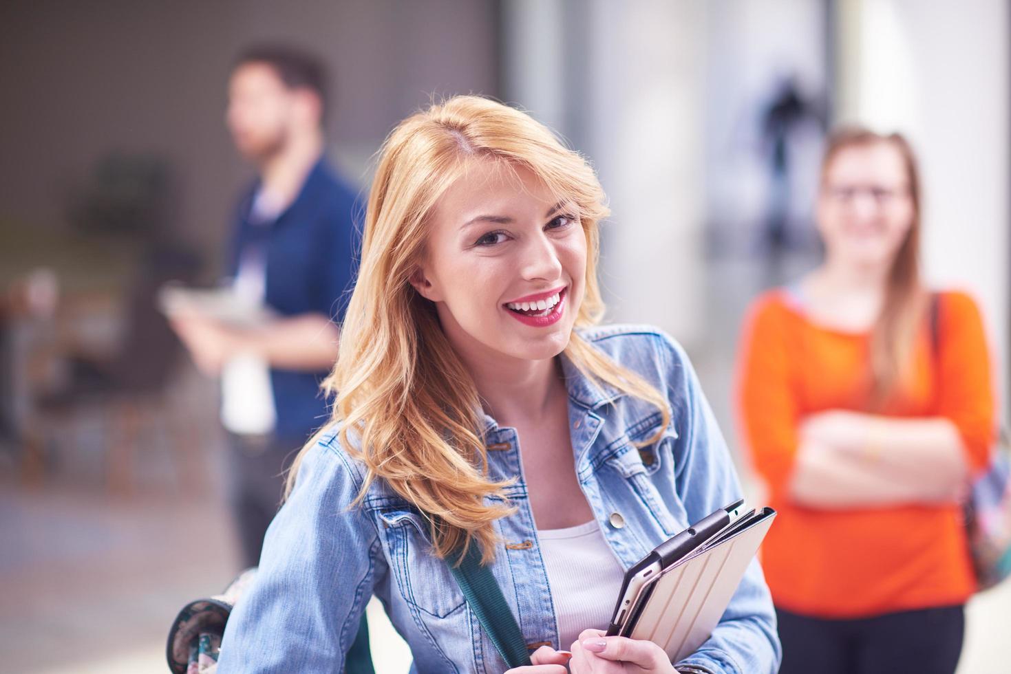 chica estudiante con tablet pc foto