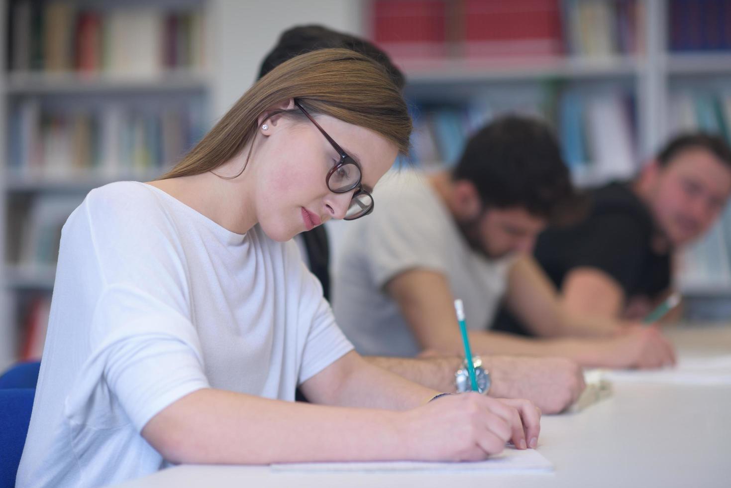 grupo de estudiantes estudian juntos en el aula foto