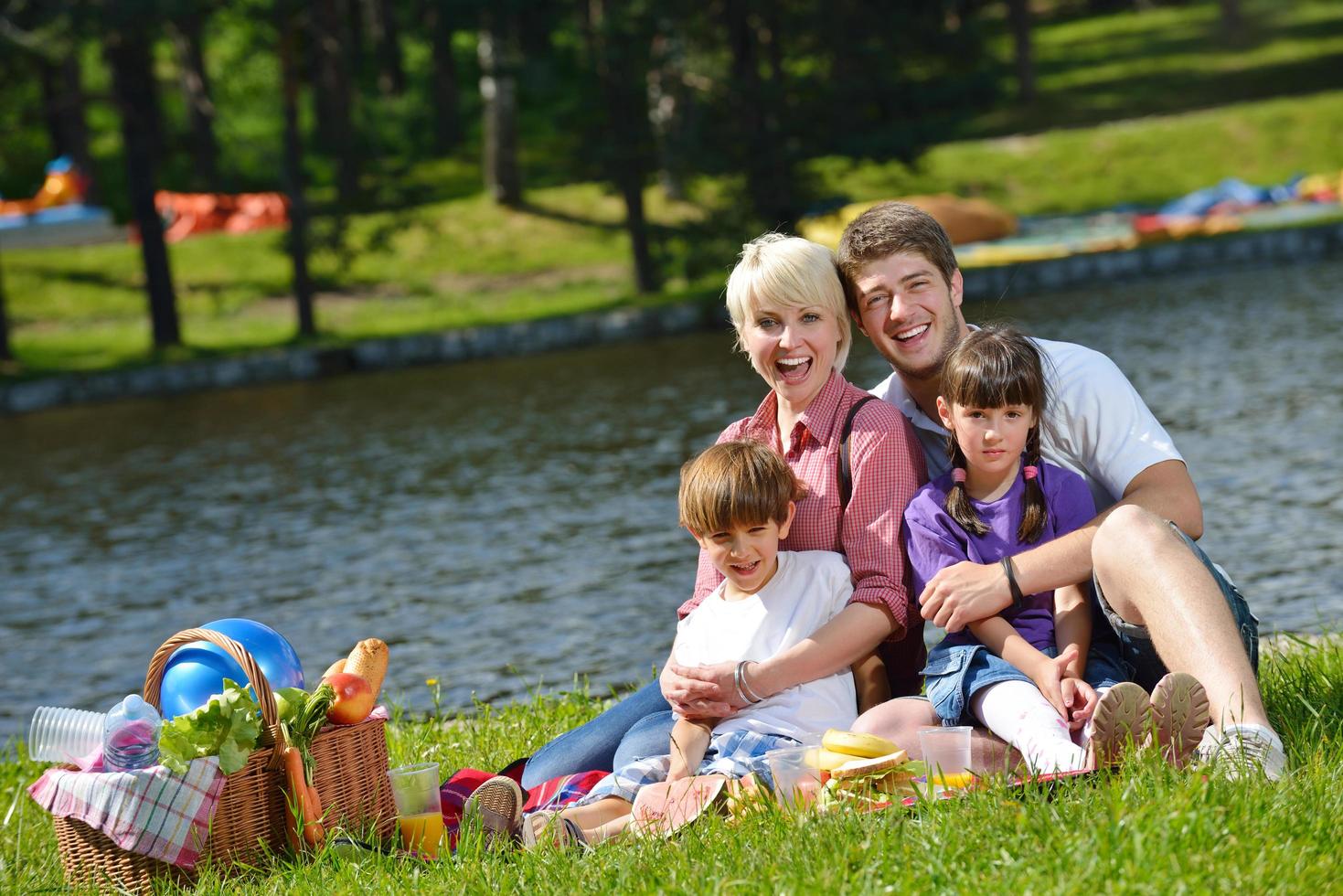 familia feliz jugando juntos en un picnic al aire libre foto