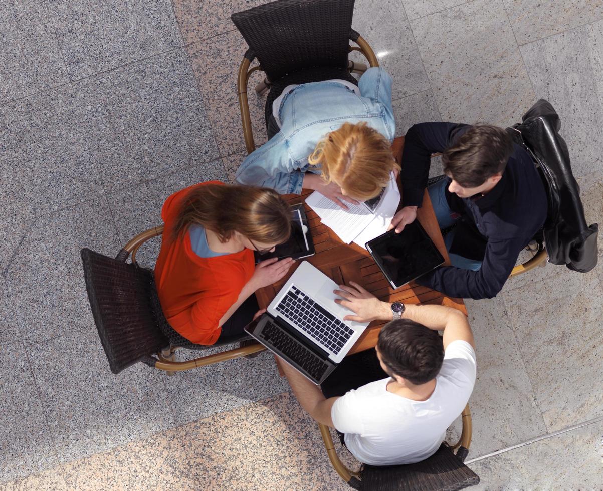 grupo de estudiantes trabajando juntos en un proyecto escolar foto