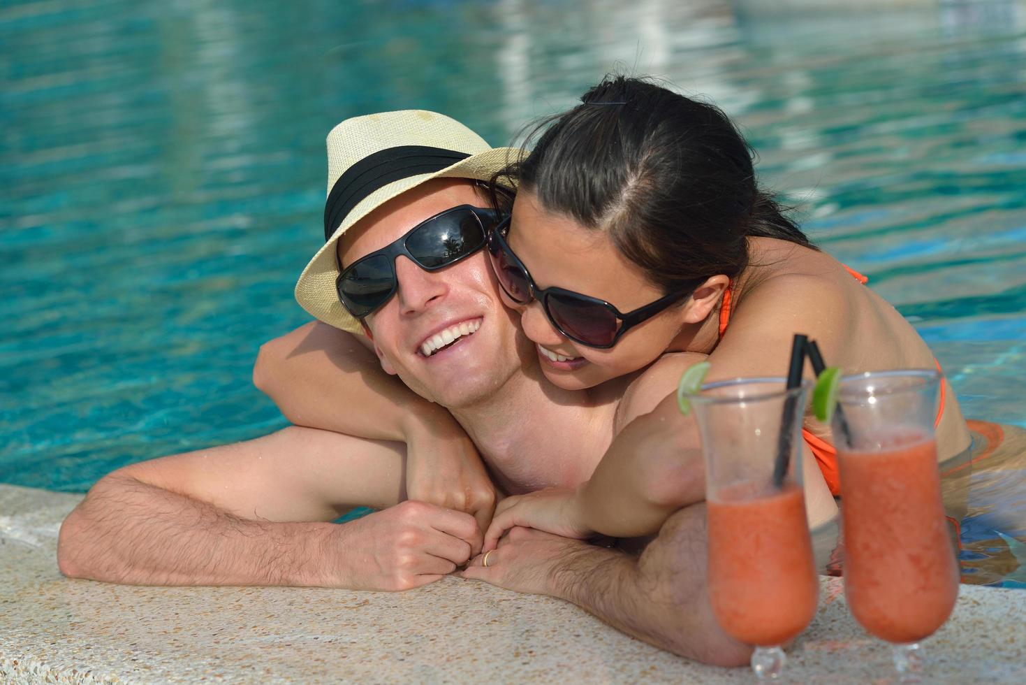 feliz pareja joven relajarse y tomar una bebida fresca foto