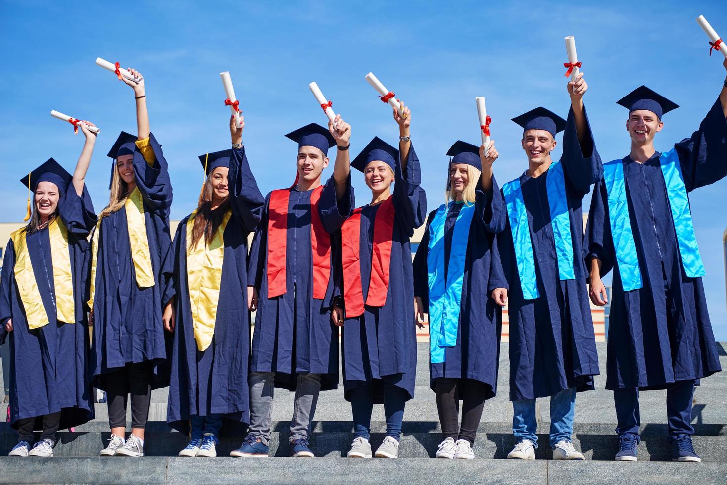 grupo de jóvenes estudiantes graduados foto