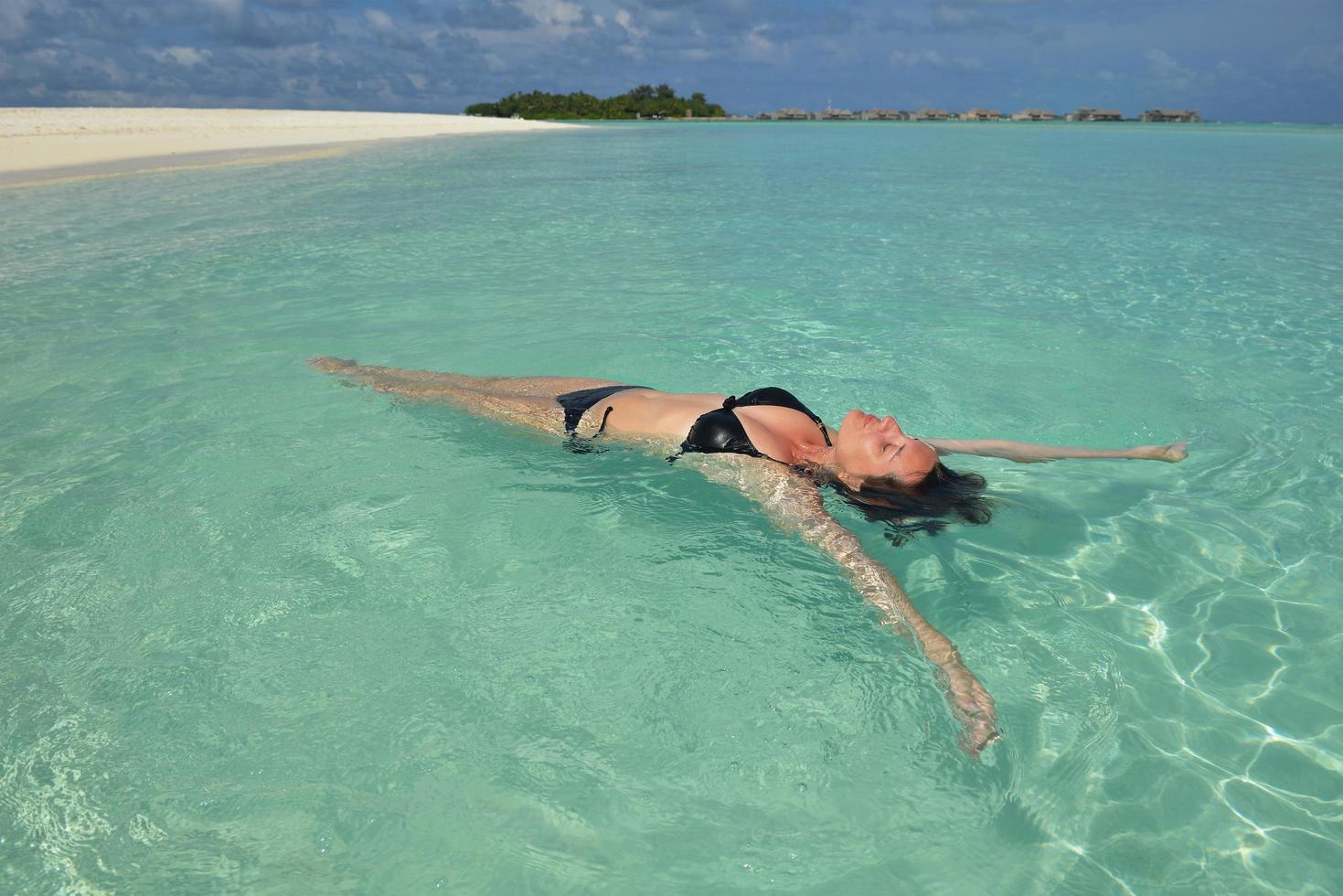mujer feliz disfruta del verano foto