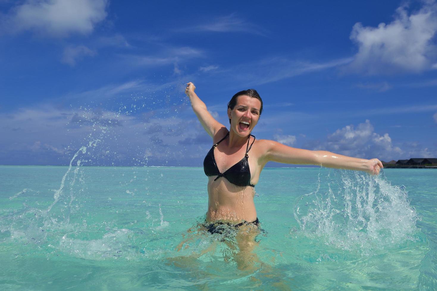 mujer feliz disfruta del verano foto