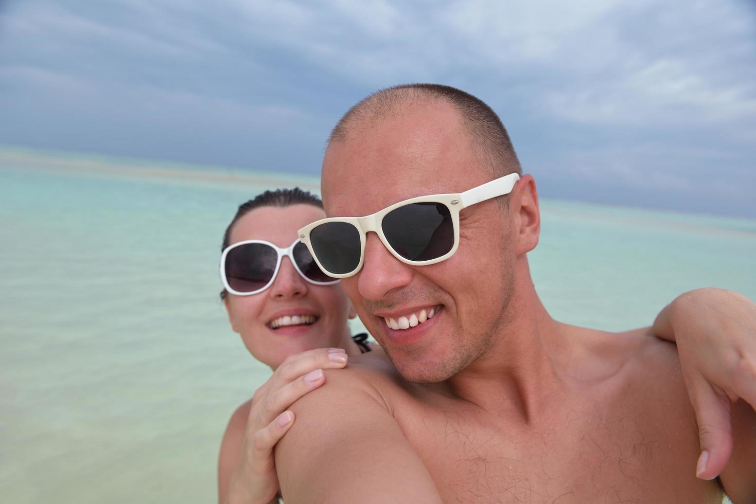 feliz pareja joven en vacaciones de verano diviértete y relájate en la playa foto