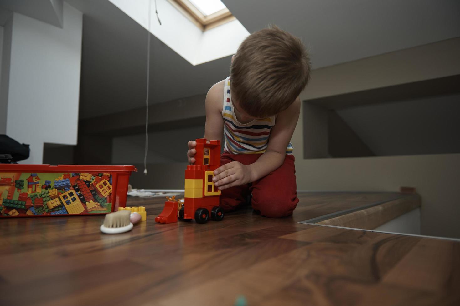 niño pequeño niño jugando con juguetes creativos foto