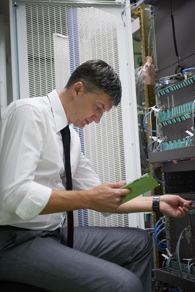 ingeniero de redes que trabaja en la sala de servidores foto