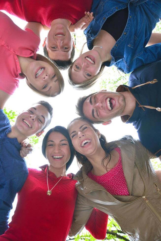 jóvenes amigos que se quedan juntos al aire libre en el parque foto